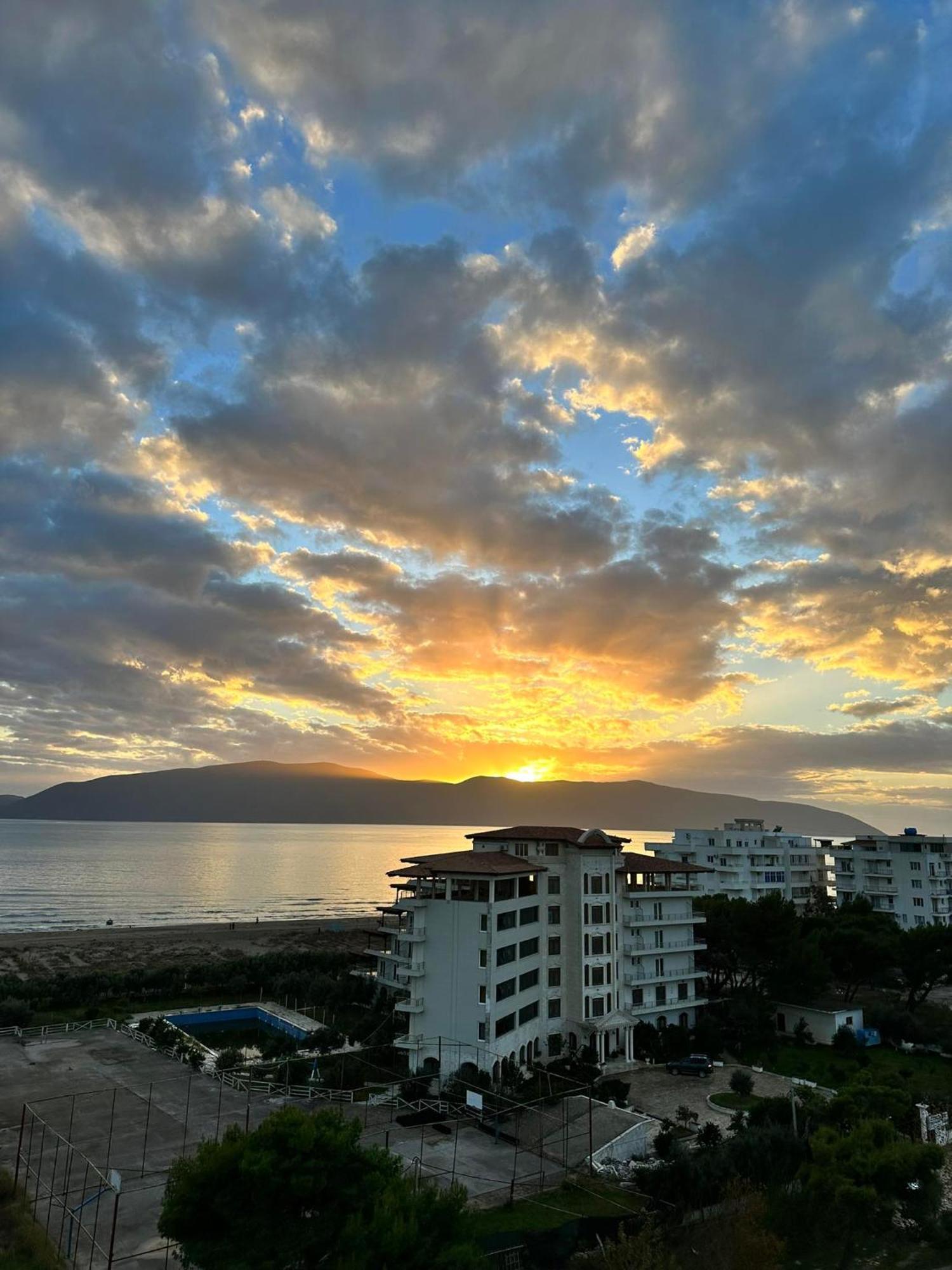 Sea View Apartment Luxury Влёра Экстерьер фото